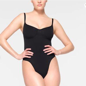SKIMS Seamless Sculpt THONG BODYSUIT